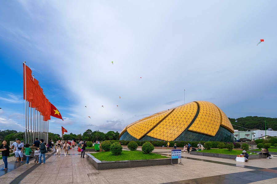 Lam Vien Square is at its best for visitors during the Highlands’ gentle season, from late October through April