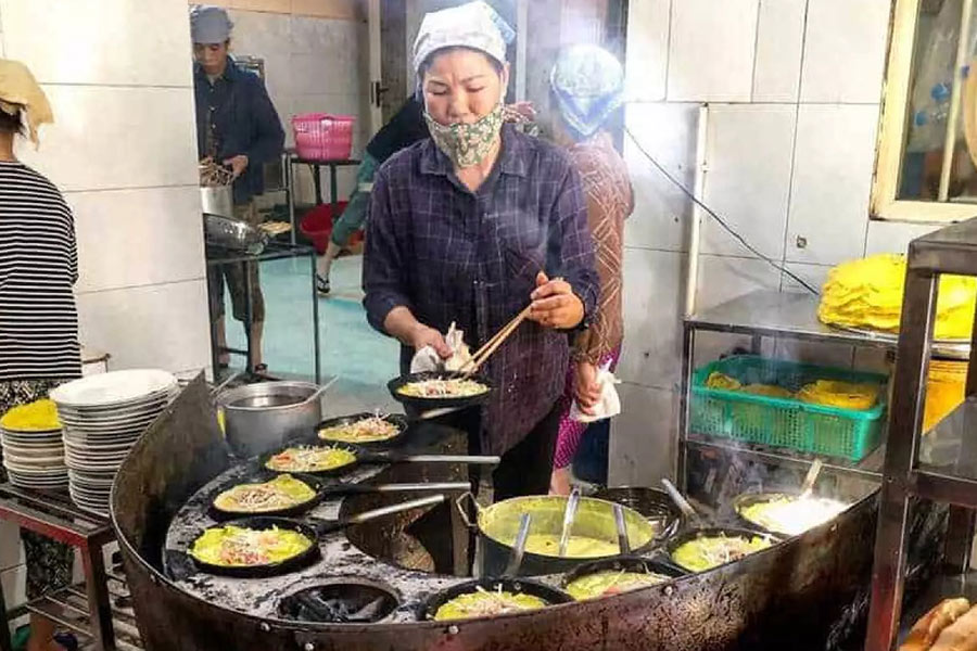 Banh Xeo Ba Duong is a famous banh xeo's eatery in Da Nang