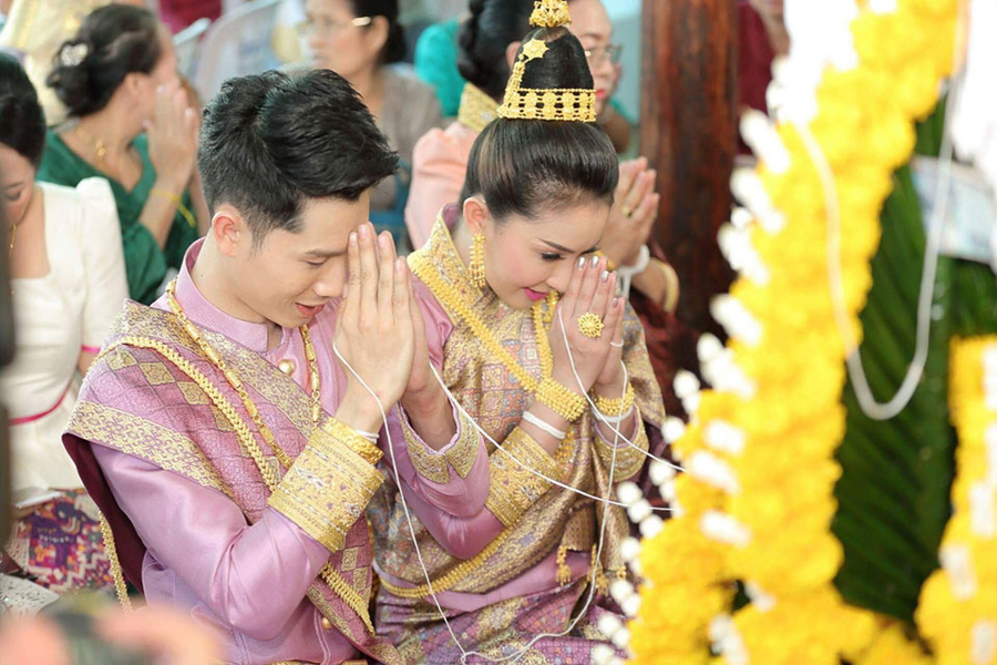The groom and the bride in Lao traditional wedding outfits. Source: Blog Cuoi