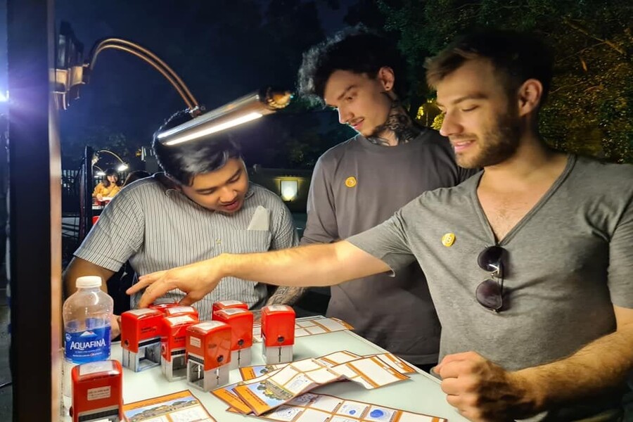 Foreign tourists are excited to play the decoding game. Photo: Imperial Citadel of Thang Long Facebook Fanpage
