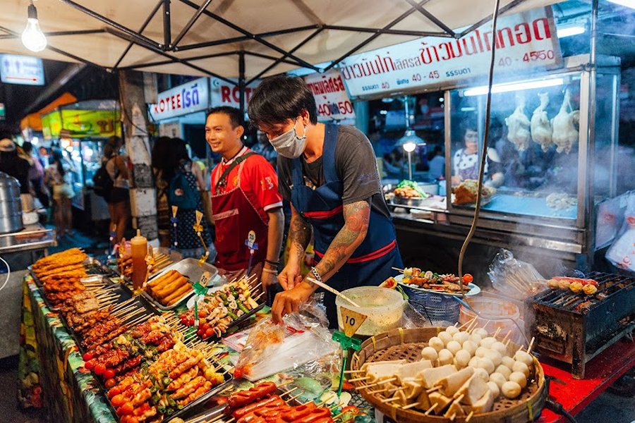 Each dish at the night market in Chiang Mai brings a unique and unforgettable flavor, leaving tourists wanting to eat more and more.