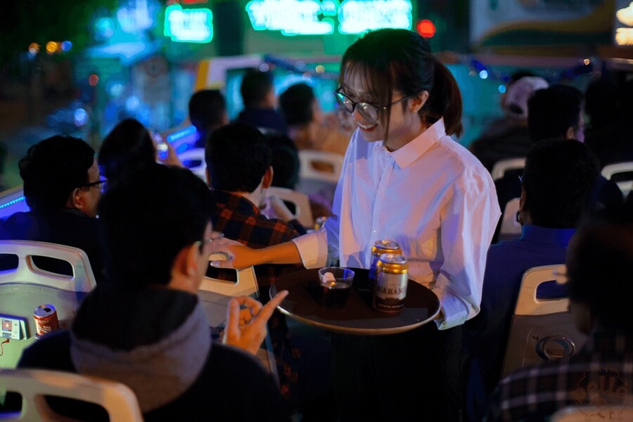 The tour bus staff always have a warm smile. Photo: vn-sightseeing