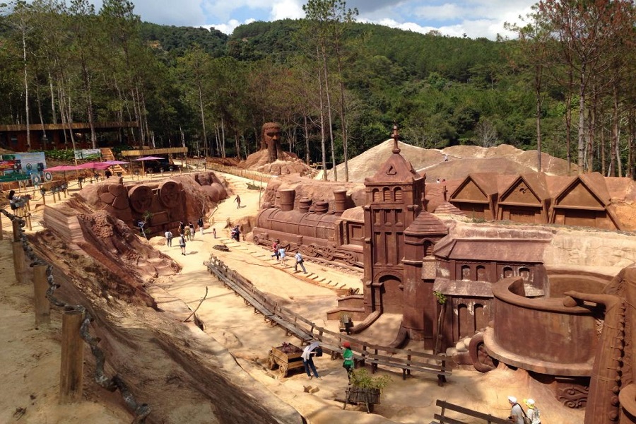 The Clay Tunnel in Lam Dong Province is an open-air clay museum