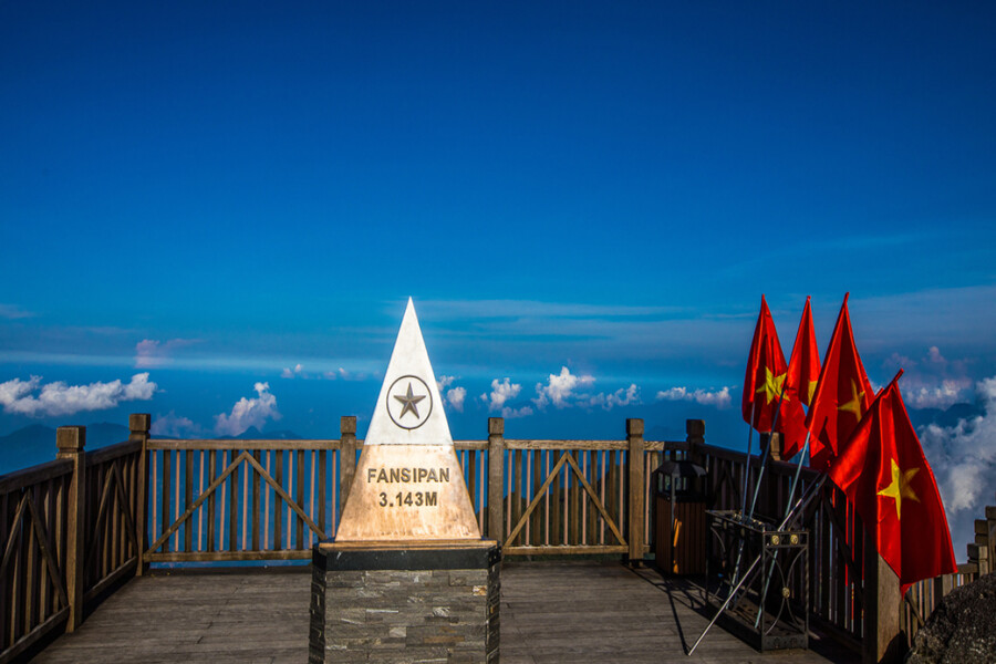 The 3,143-meter marker at the summit of Fansipan. Photo: Vietnam Tourism