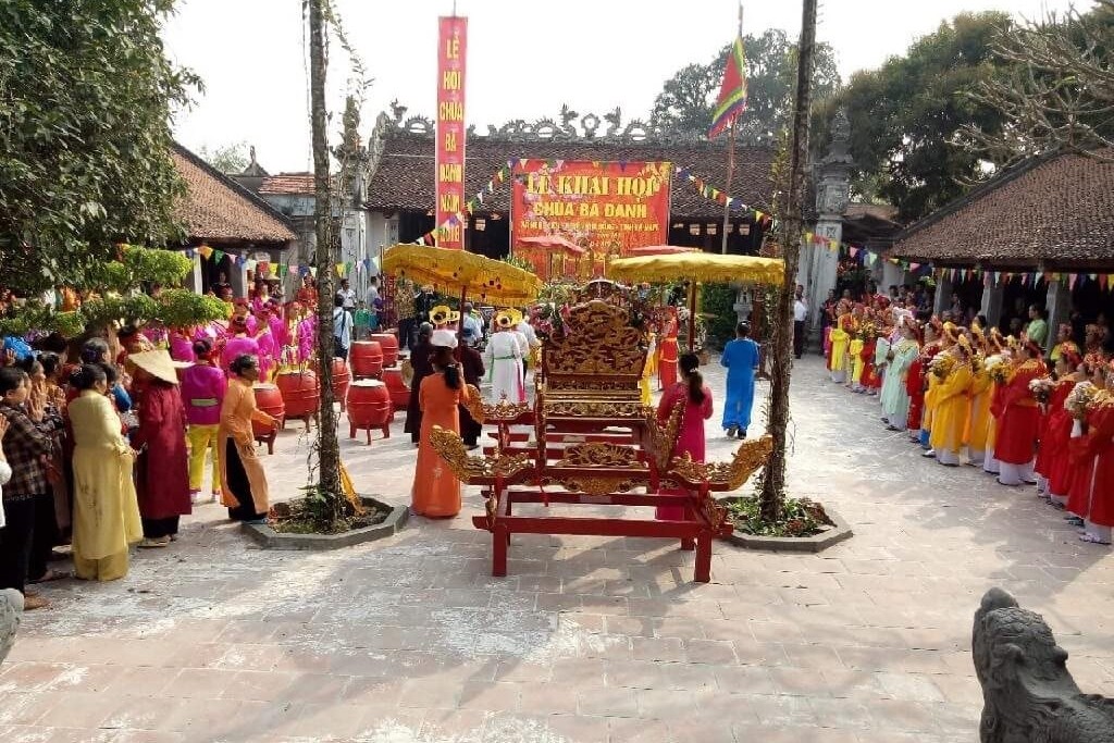 The bustling atmosphere of Ba Danh Pagoda Festival. Source: Bao Tai nguyen va Moi truong