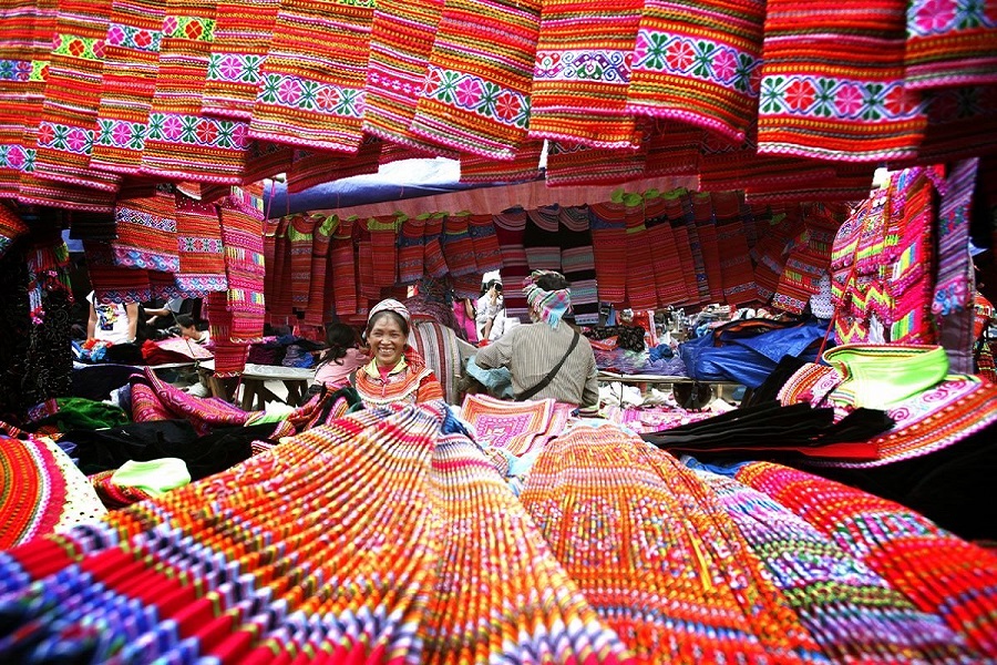 The lively atmosphere of a traditional market in Ha Giang