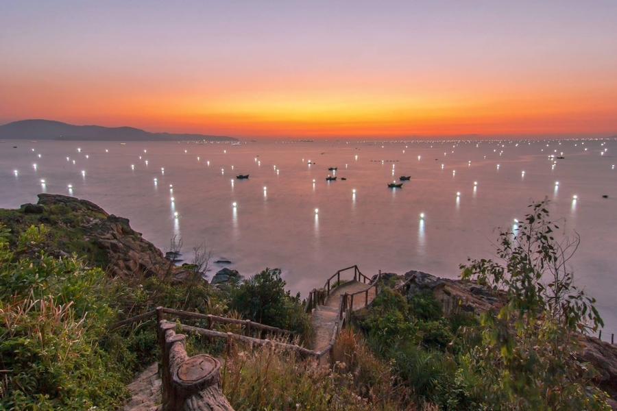 You can also explore the famous Ghenh Rang - Tien Sa scenic complex. Source: Kifa Travel