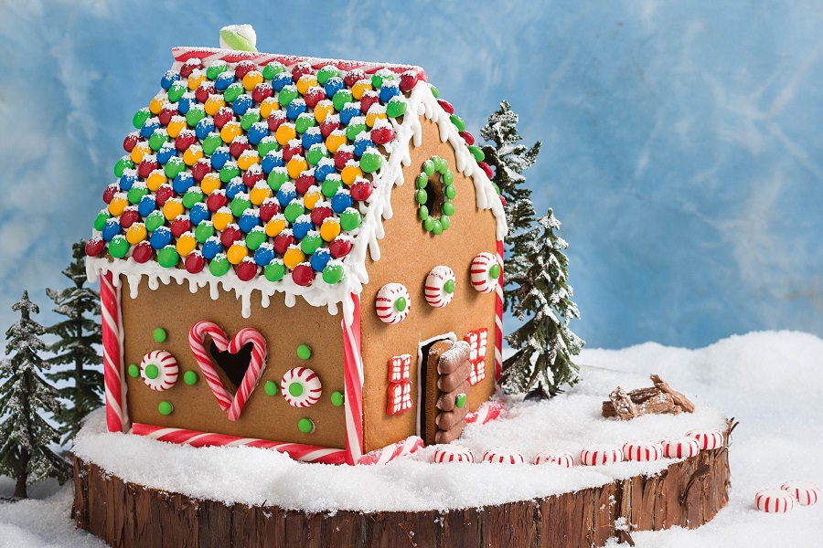 On December 21st, Cassia Phuket Hotel hosts a fun gingerbread workshop for families