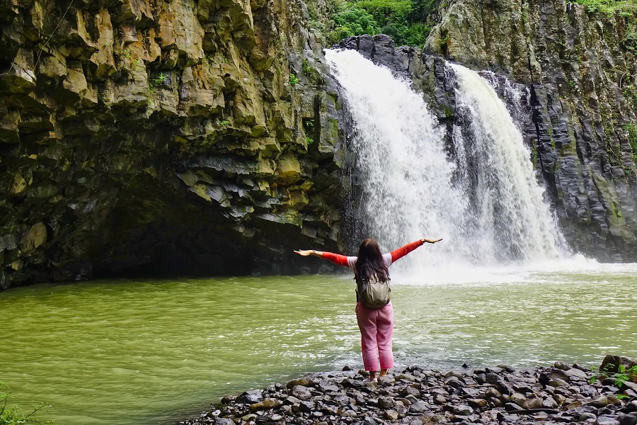 After crossing a few gentle hills and rocky stretches, you’ll be greeted by the stunning sight of Vuc Hom Waterfall
