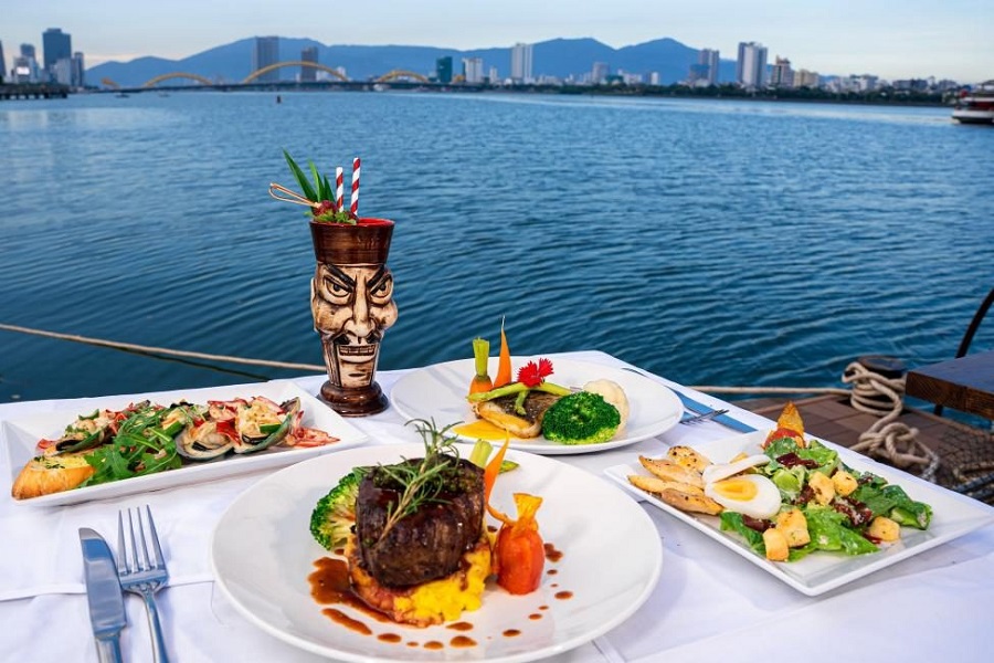 A meal on a Han River boat ride 