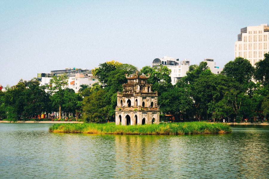 Admire the beauty of Hoan Kiem Lake at night