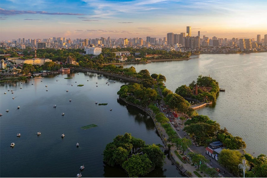 Thanh Nien Street, between Truc Bach Lake and West Lake