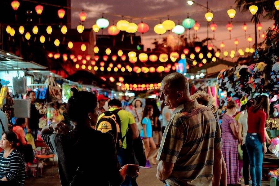 The lively atmosphere in the Tran Phu Night Market