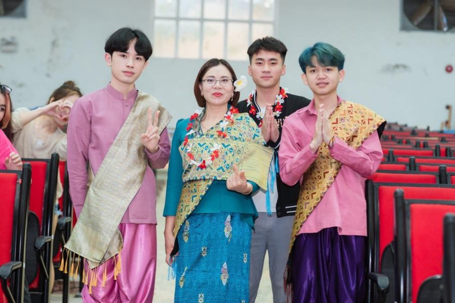 Over time, traditional costumes have also blended a bit with modernity. Source: Bao Quan doi nhan dan