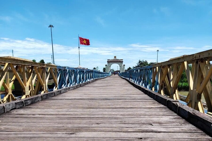 Unlike us today, many people had to sacrifice a lot to cross this bridge. Photo: Tu Nam Nguyen