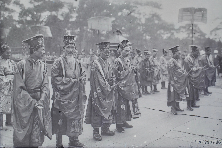 High-ranking officials of the Nguyen Dynasty. Photo: Thua Thien Hue Library
