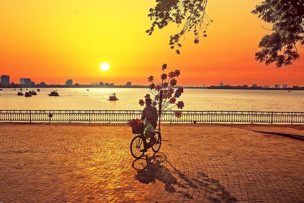West Lake is one of the most favorite sunset chek-in spots. Source: Tap chi Nguoi Ha Noi