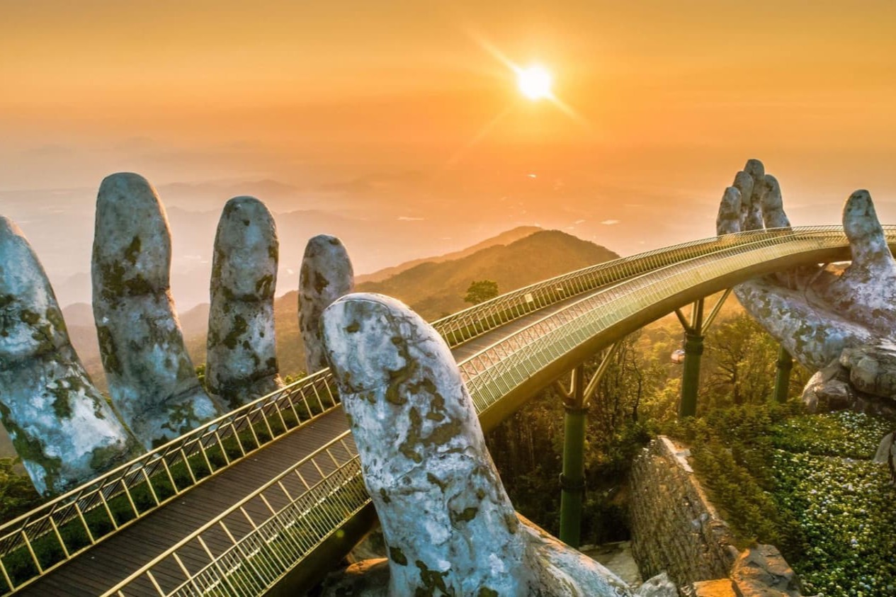 A romantic sunset view on the Golden Bridge - Da Nang. Source: Du Thuyen Song Han
