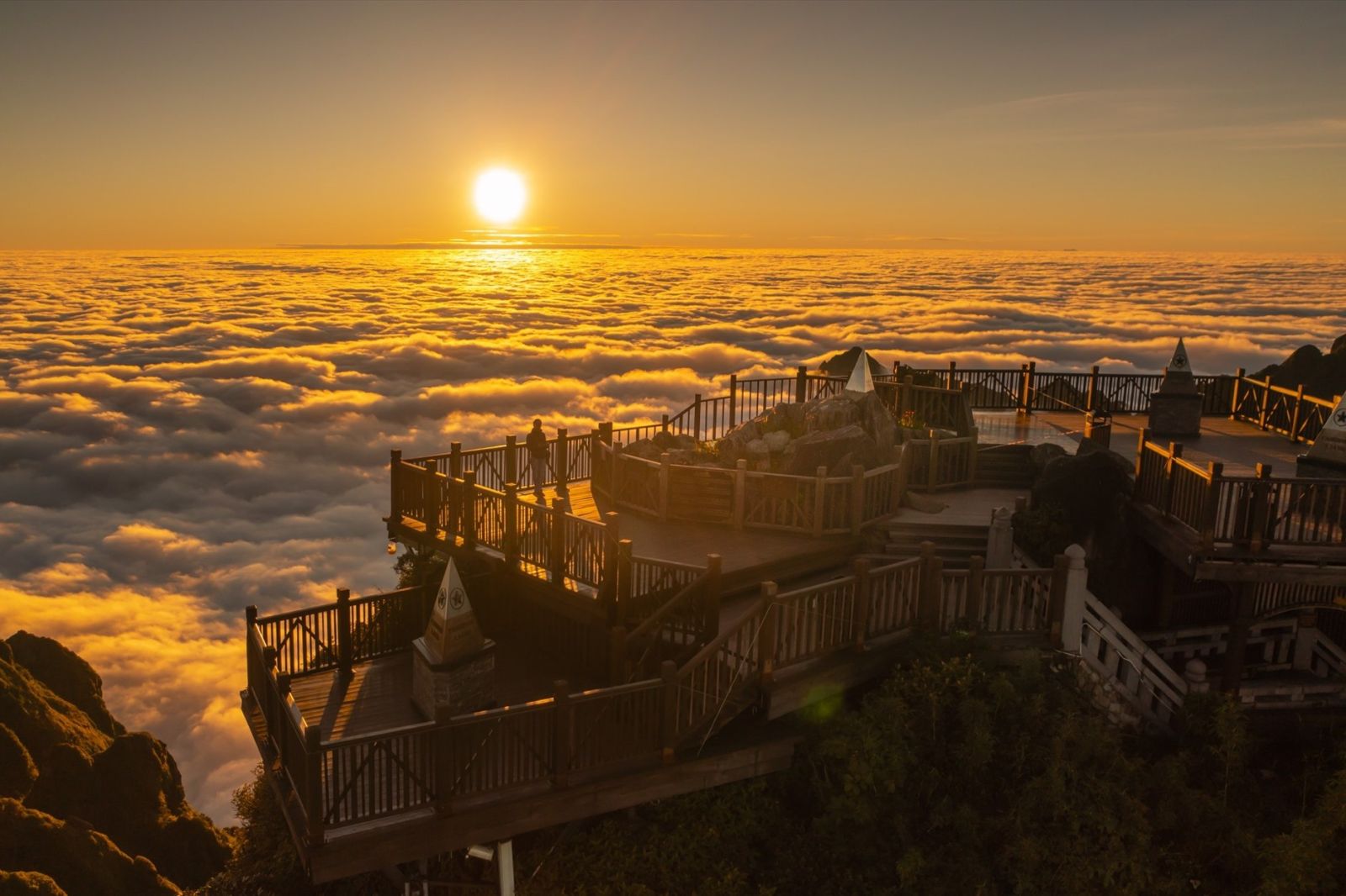 The sunset on Fansipan Peak creates a picture of a fairyland. Source: Bao Lao Dong