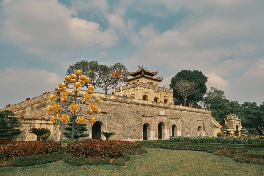 Admire the beauty of this historical site at night
