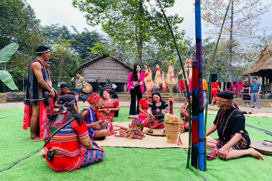 Practicing traditional crafts is an activity that should not be missed. Source: Laodongthudo News