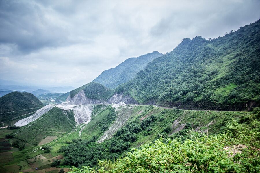Thung Khe Pass not only stands out for its white cliffs but also a stunning scenic spot. Photo: Dan tri
