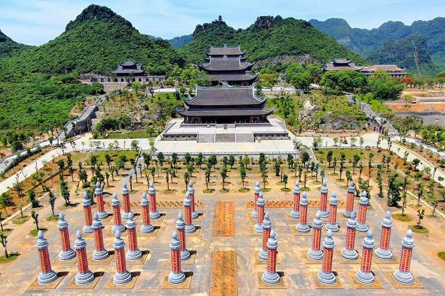 The Sutra Pillar Garden has created a majestic space in front of the Quan Am Palace.