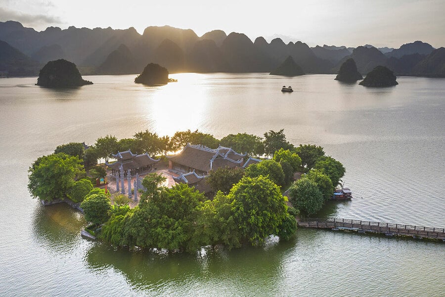 Being a relatively isolated island located in the middle of the lake, so to visit Tam Chuc Temple, visitors are forced to visit by ferry.