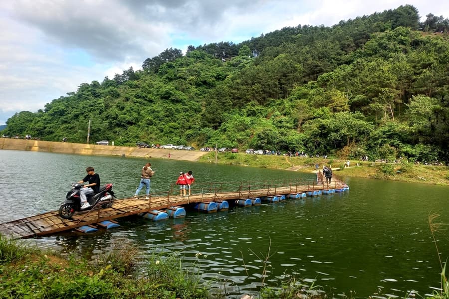 A small bridge connecting two shores of Ban Chang Lake