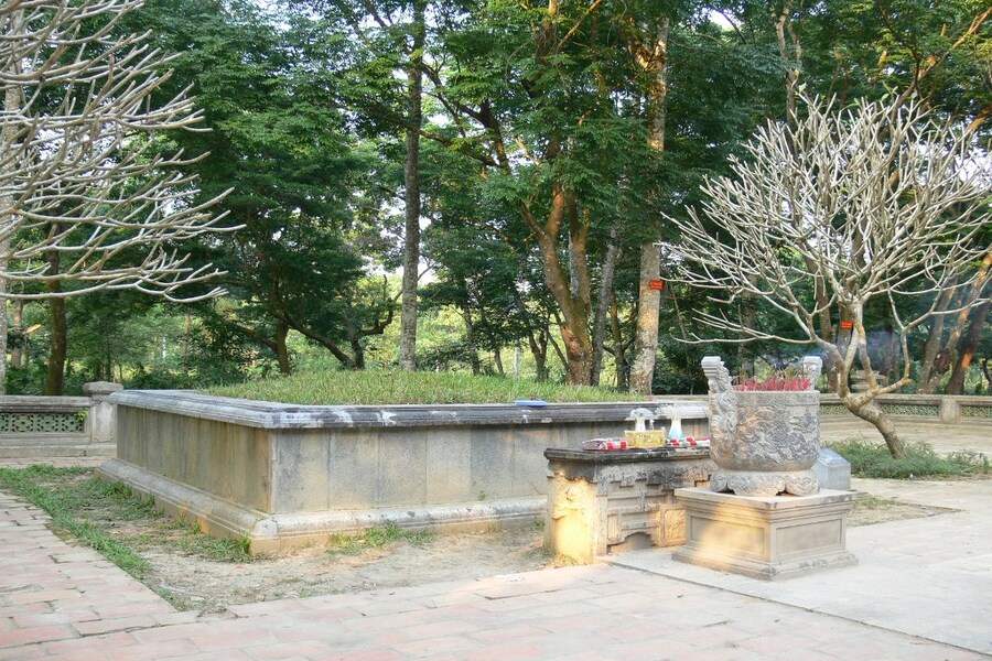 Le Loi’s tomb in the Mausoleum
