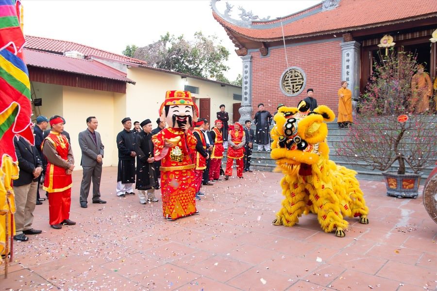 The God of Wealth and the golden lion represent richness. Source: Lao Dong online newspaper