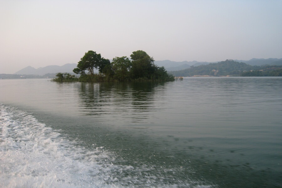Sightseeing on Nui Coc Lake