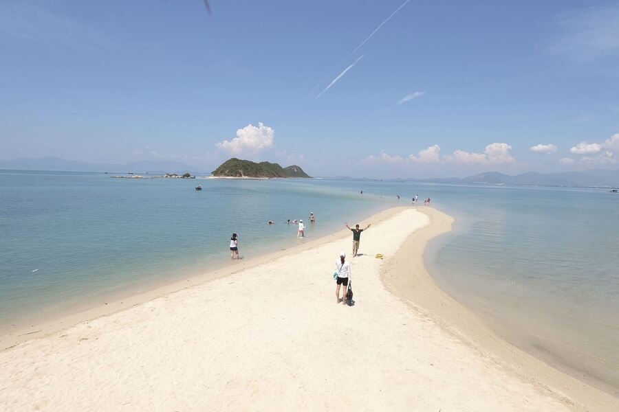 You will have the feeling walking between two oceans