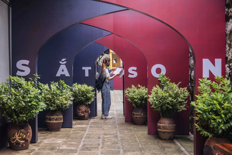 Hoa Lo Prison nowadays has peaceful scenery to partially soothe wartime pain. Source: Kenh14