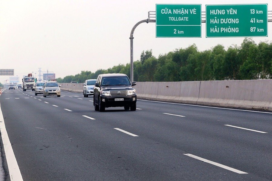 The modern Hanoi - Hai Phong Expressway allows for extremely fast travel between cities