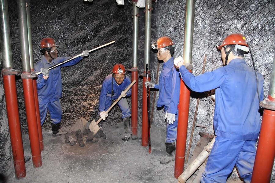 Statues depict the coal mining process of Quang Ninh workers