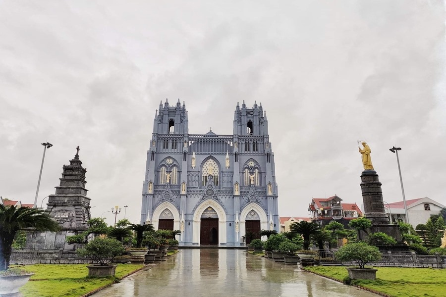 Saint Dominic statue in front of Phu Nhai Basilica