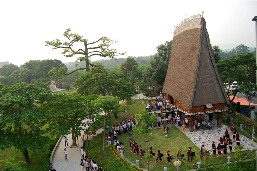 Gong dance performance in outdoor exhibition