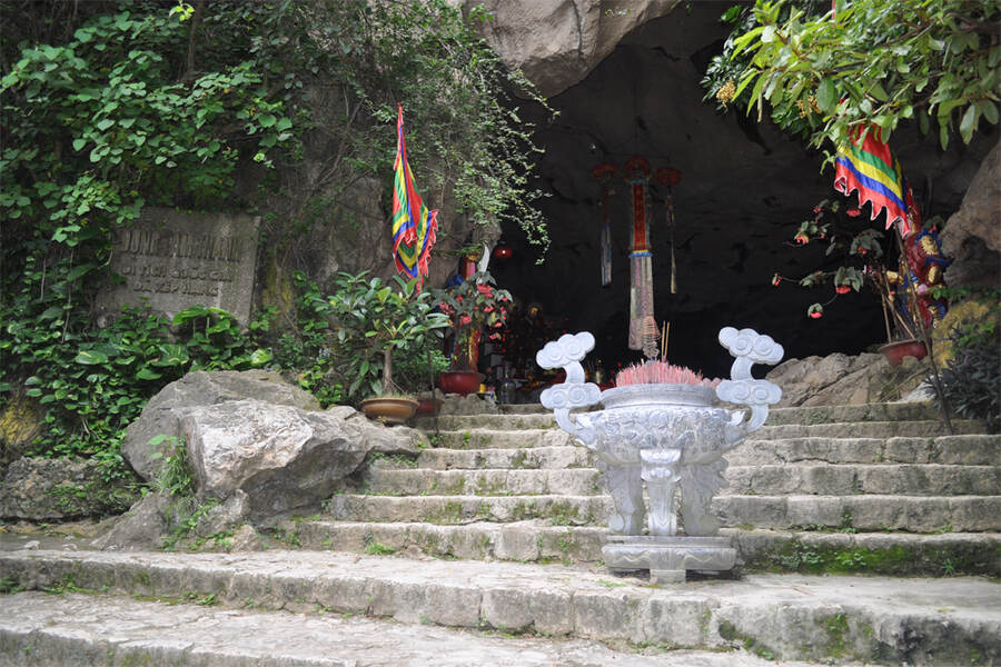 The stairs leading up to Tam Thanh Grotto