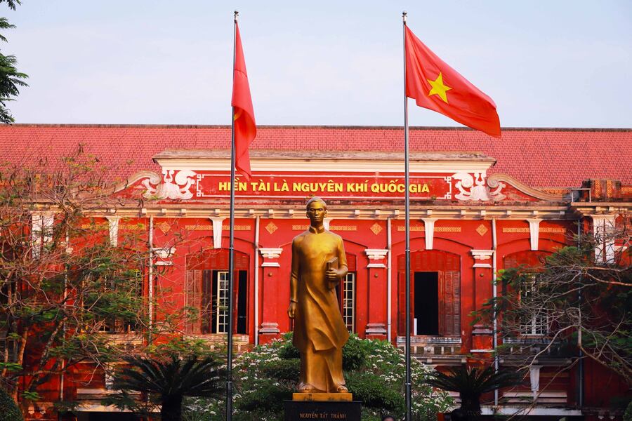 The majestic statue of Nguyen Tat Thanh at school 