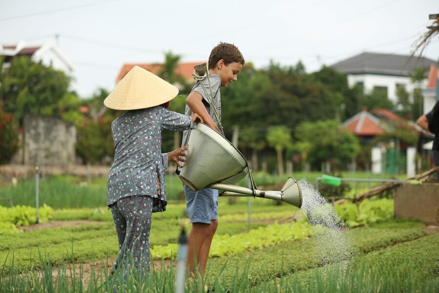 Be a farmer, help farmers, fun with farmers. Source: Toquoc.vn