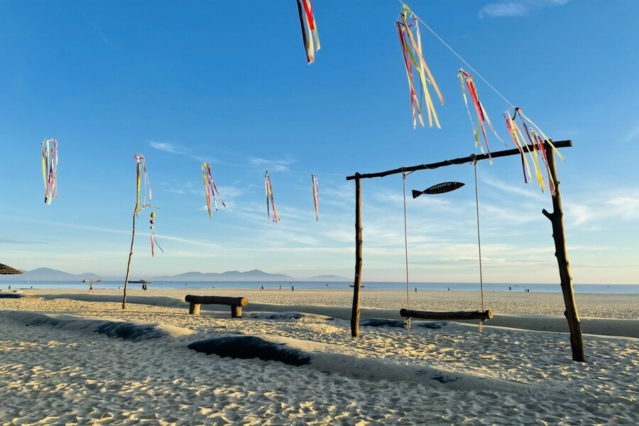 The clear skies during the dry season allow you to sunbathe and watch the sunrise