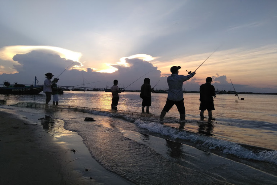 Fishing right on the beach is a truly unique experience. Source: Collected