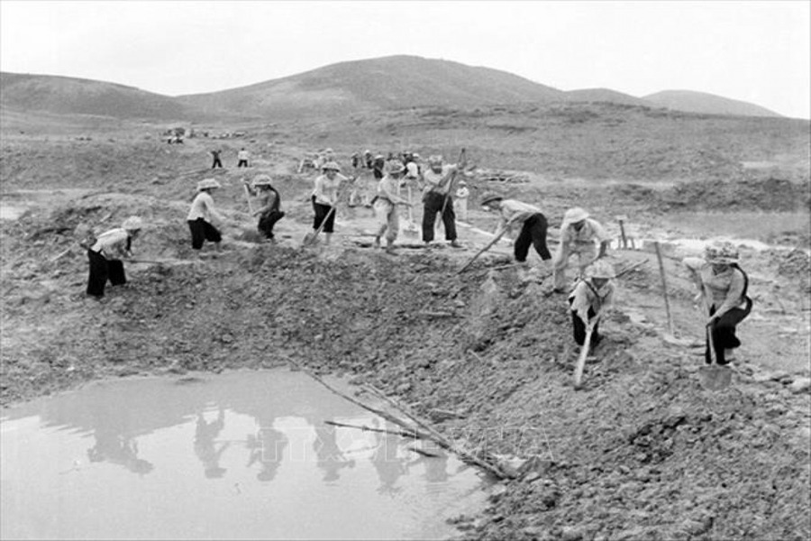 Vietnamese militia filling bomb craters