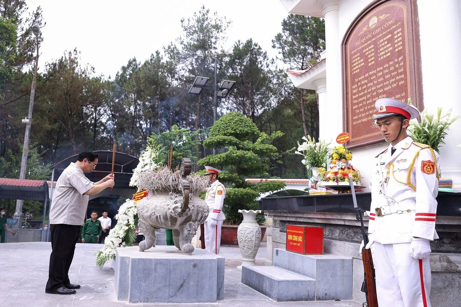 Vietnam Prime Minister Pham Minh Chinh pays incense at Dong Loc Junction. Source: Baochinhphu