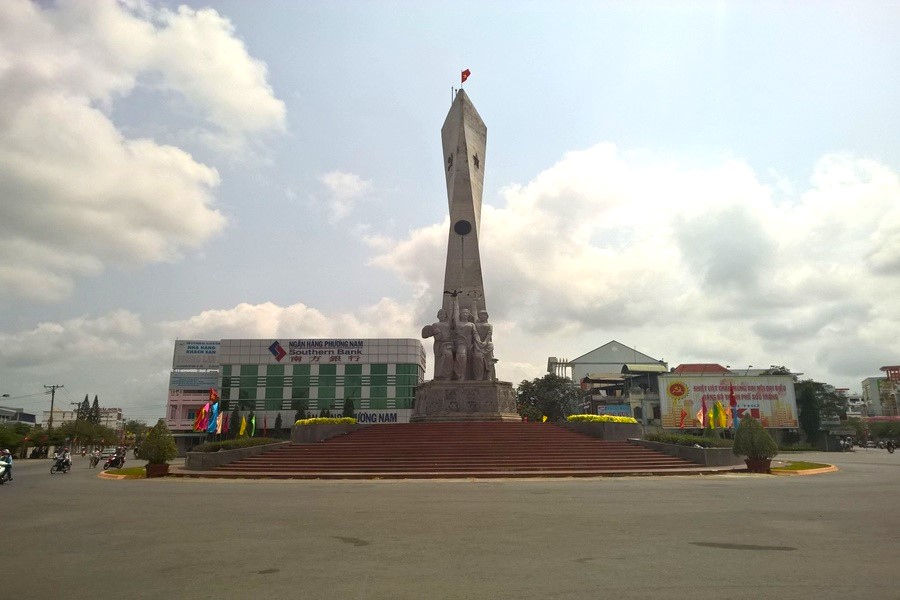 Three Kinh-Hoa-Khmer girls Statue