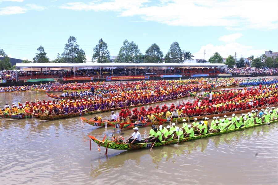 Boat race at Ok Om Bok Festival. Source: VOV