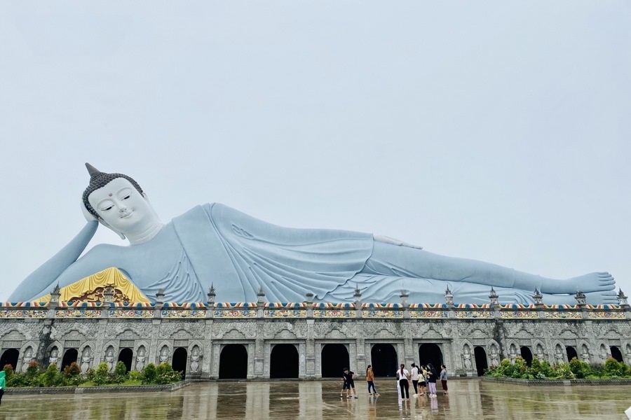 Shakyamuni Buddha statue overlooking and protecting visitors. Source: VOV