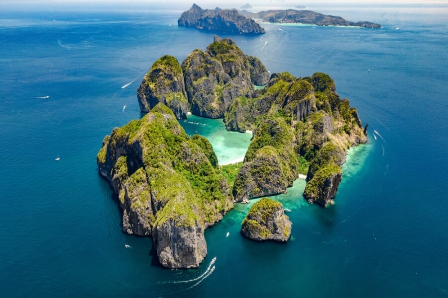 The beatiful of Maya Bay 