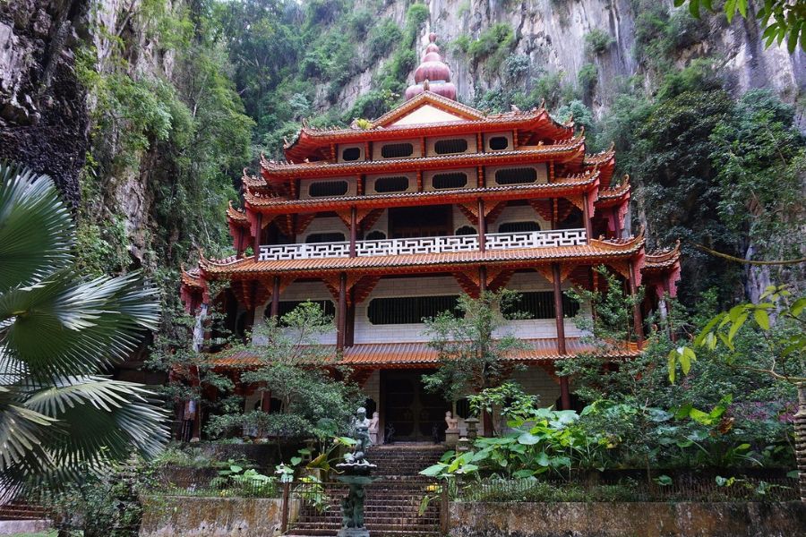 Sam Poh Tong Temple